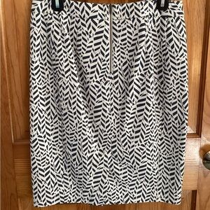 LOFT gray and ivory geometric pencil skirt. Fully-lined, back zip. Sz 6.